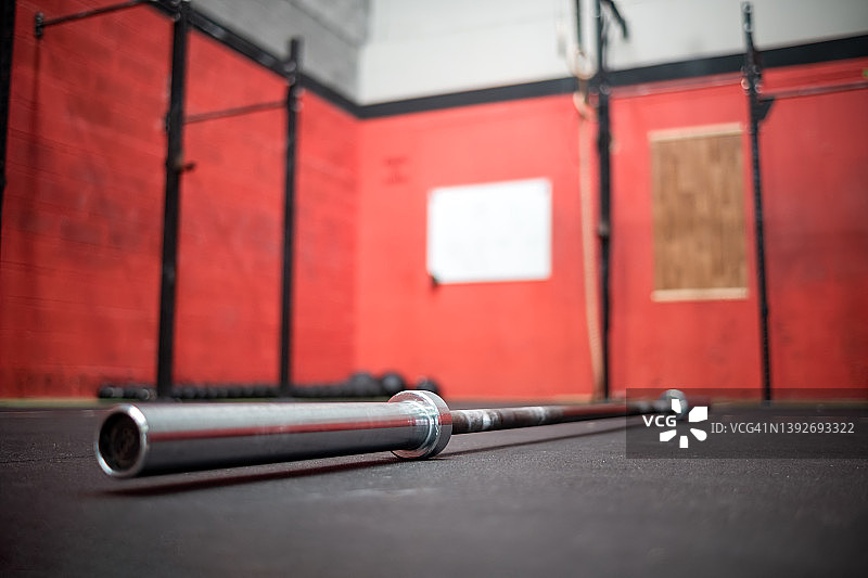 健身房举重杠铃与背景中的架子和黑板图片素材