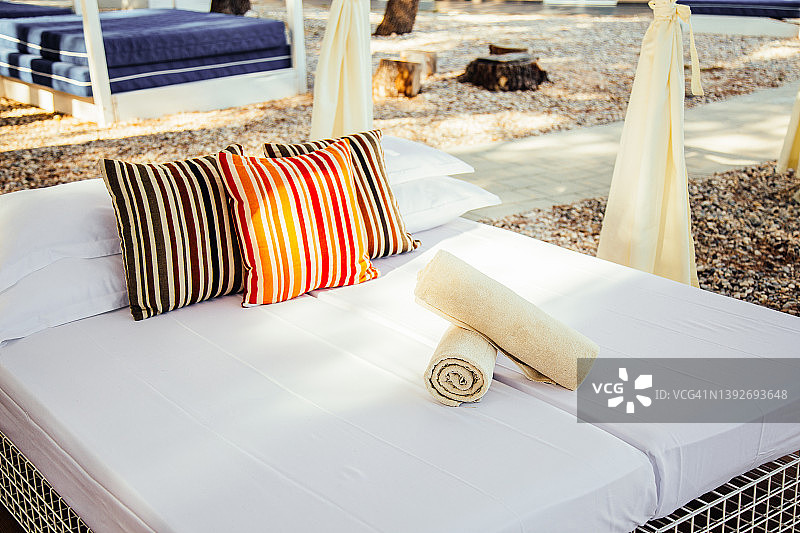 沙滩上的床铺图片素材