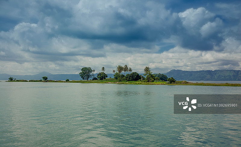 多巴湖中央的小岛陶岛图片素材