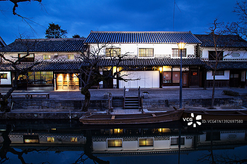 日本仓敷美观历史街区冬季运河夜景灯光图片素材
