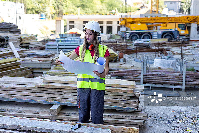 拿着图纸的年轻女建筑工程师图片素材