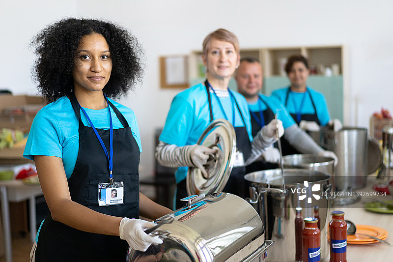 在救济厨房等待服务的志愿者图片素材