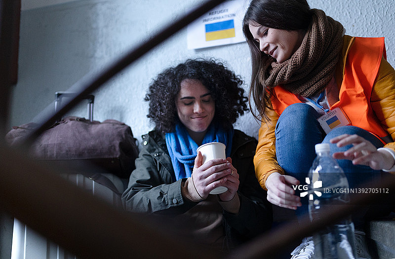 志愿者在火车站为乌克兰难民妇女提供信息图片素材