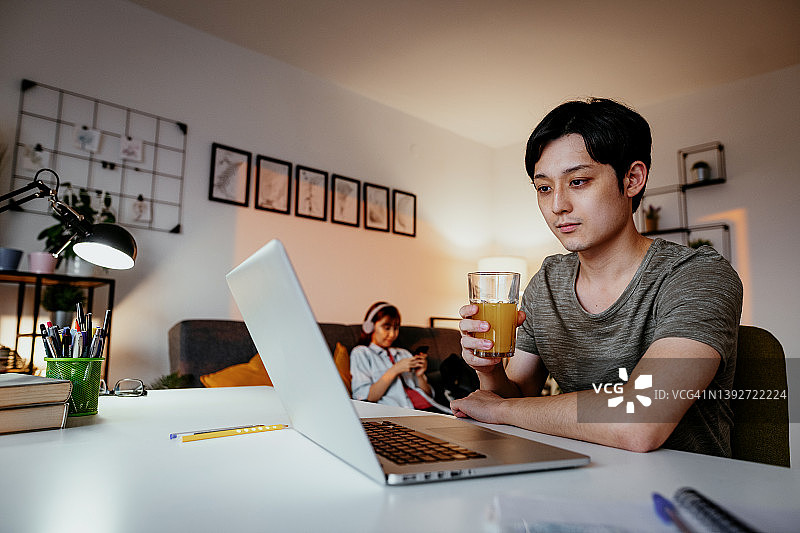 日本夫妇在家视频参加商务会议图片素材