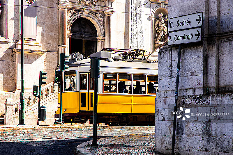 里斯本市中心的黄色有轨电车和建筑图片素材