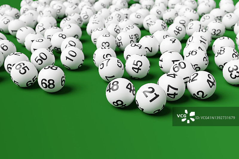 绿色表面上的彩票球图片素材