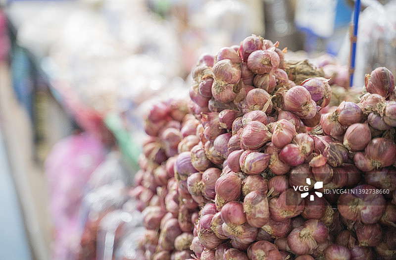 市场里的篮装红洋葱图片素材