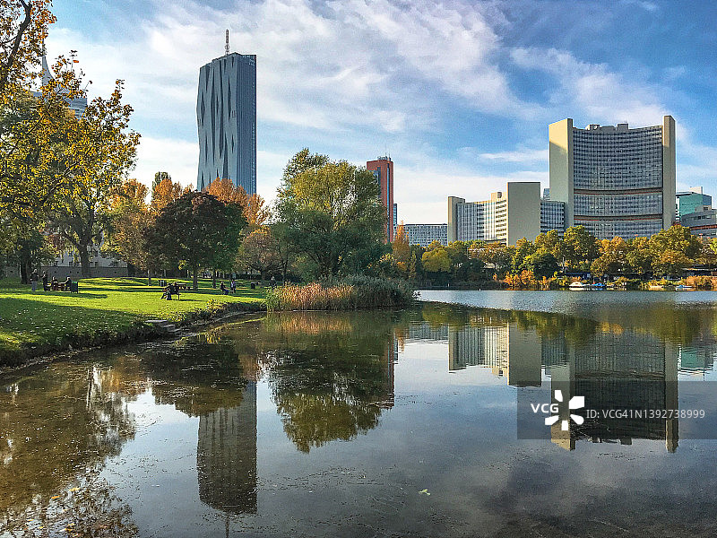 公园湖中的建筑倒影图片素材