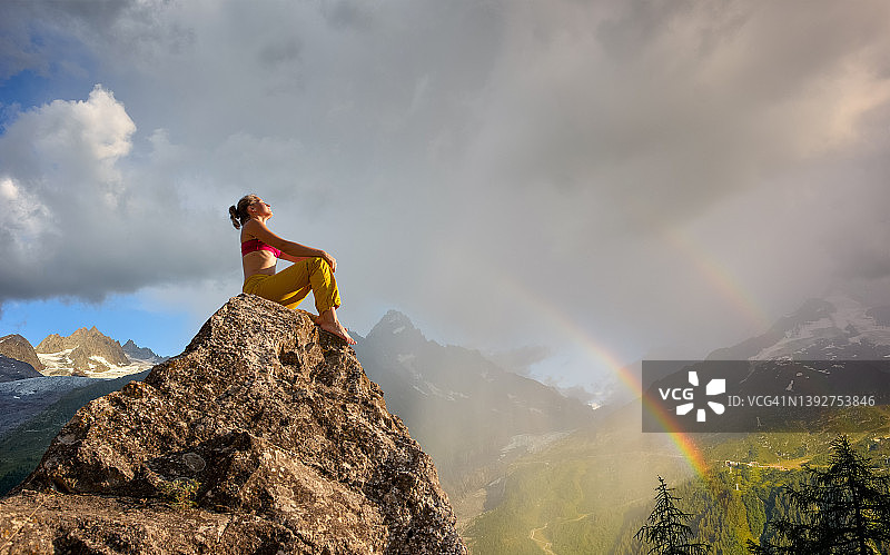 年轻女人在日落时于户外放松图片素材