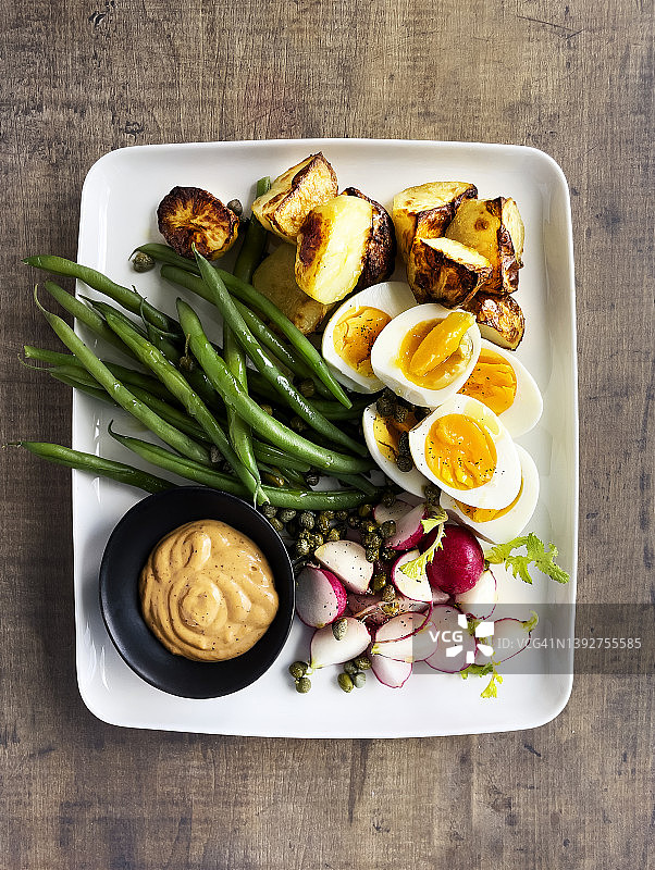 青豆、萝卜、煮鸡蛋、烤土豆配蒜泥蛋黄酱开胃菜拼盘图片素材