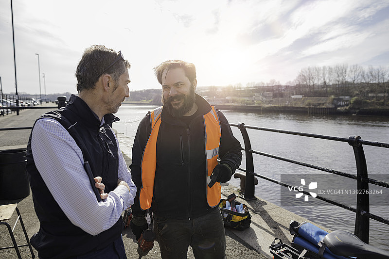 两名男子在河边讨论图片素材