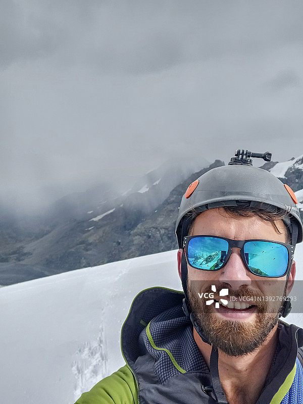 登山者冬季登山途中休息图片素材