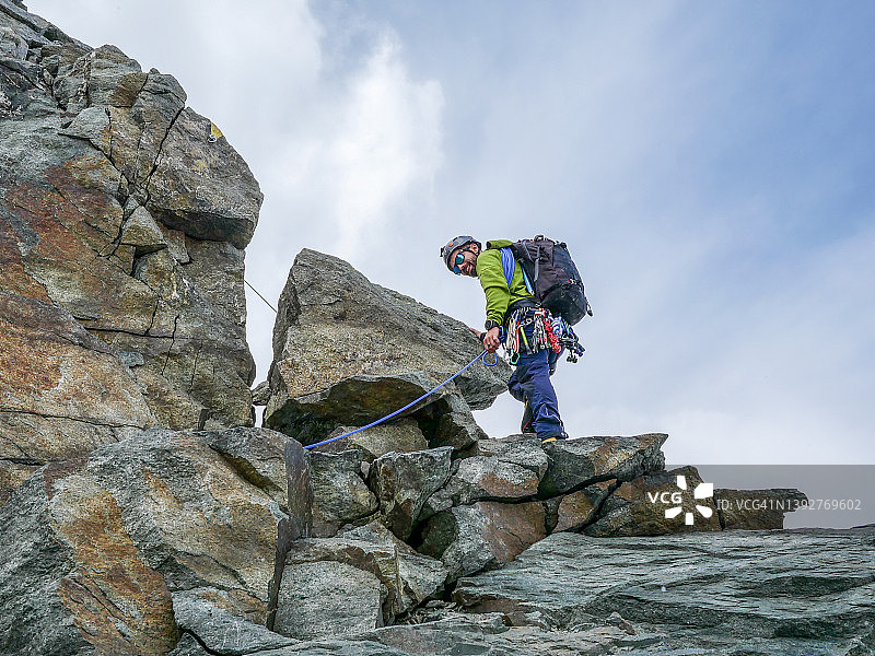 登山者登顶图片素材