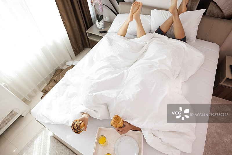 早餐在床上图片素材