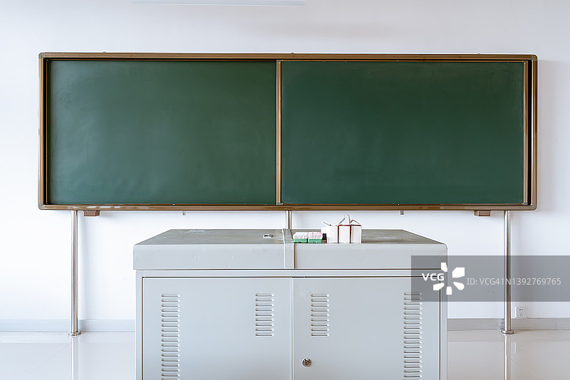 带讲台和黑板的空教室图片素材