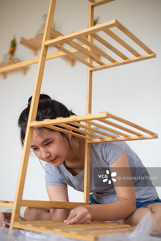 正在组装晾衣架的亚洲女人图片素材