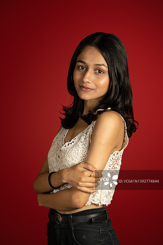 身穿白色露脐装的年轻印度女孩证件照图片素材