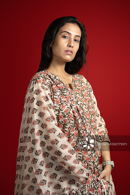 身穿Salwar Kameez的年轻印度女性摄影棚肖像图片素材