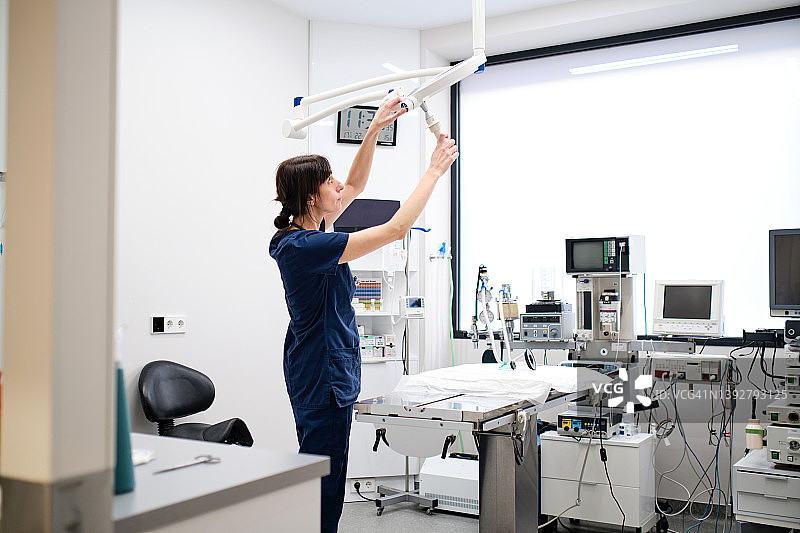 兽医在动物医院手术室准备灯光图片素材