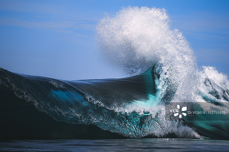 美丽的海浪蓝色卷曲图片素材