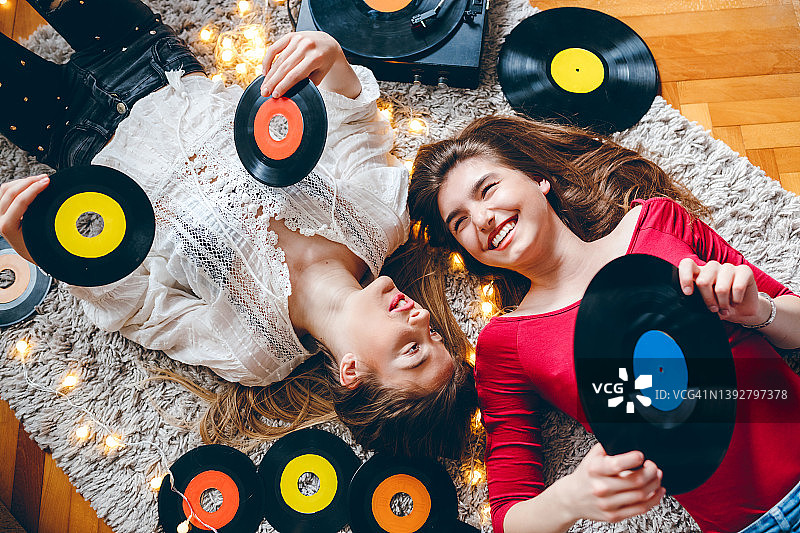 听老唱片的年轻少女图片素材