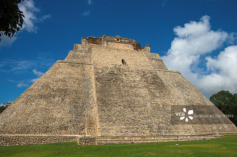 墨西哥尤卡坦乌斯马尔的魔法师神庙/金字塔图片素材
