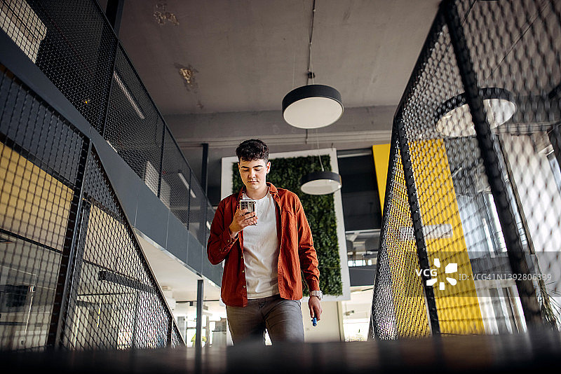 在社交媒体上分享大学生活体验图片素材