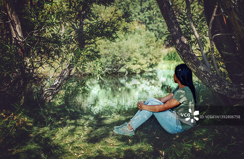 湖畔休闲：树下的女人图片素材