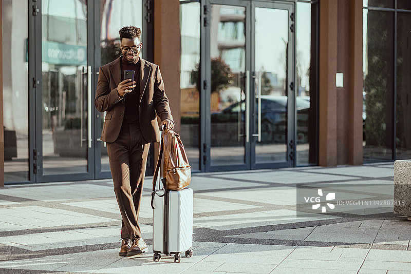 在旅途中进行商务旅行和交流图片素材