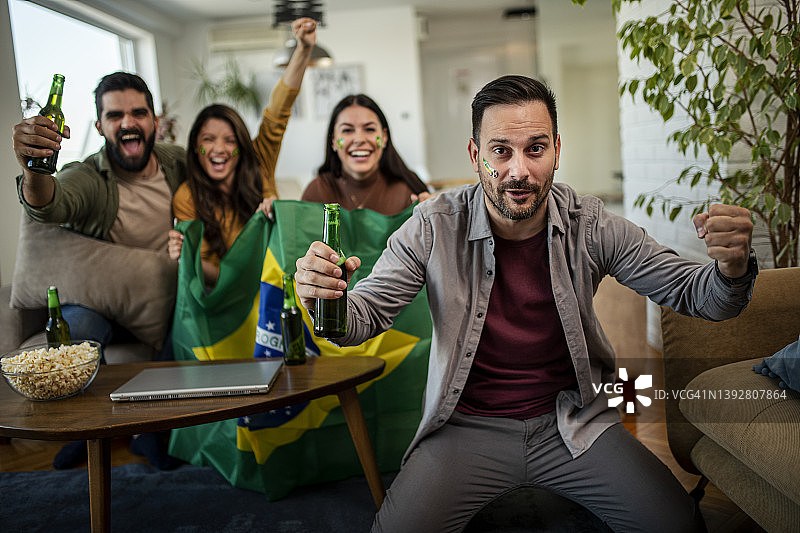 巴西球迷在电视上看足球比赛图片素材