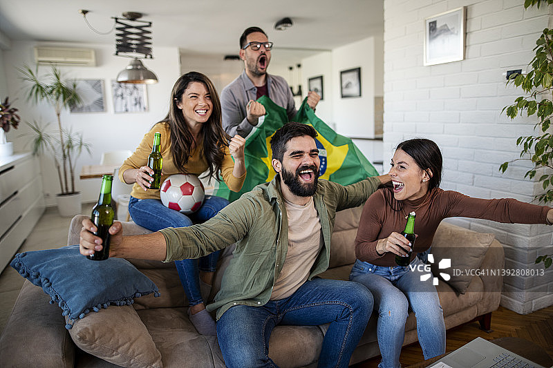 巴西球迷在电视上看足球比赛图片素材