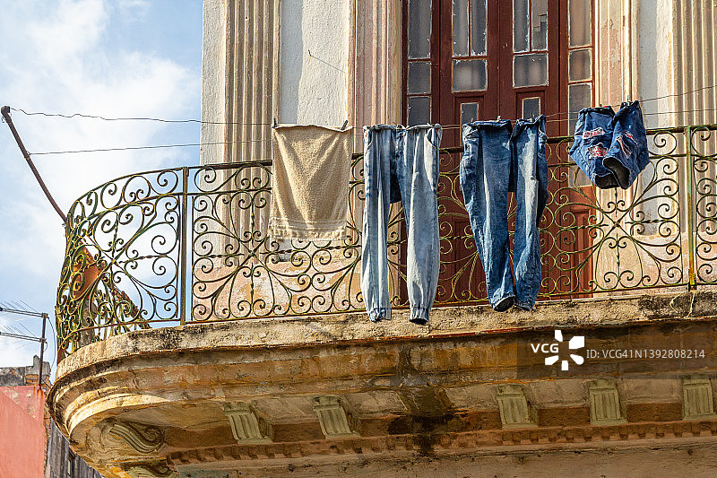 古巴哈瓦那阳台上晾晒的衣服图片素材
