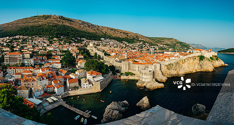 航拍：杜布罗夫尼克老城和海湾中的皮划艇图片素材