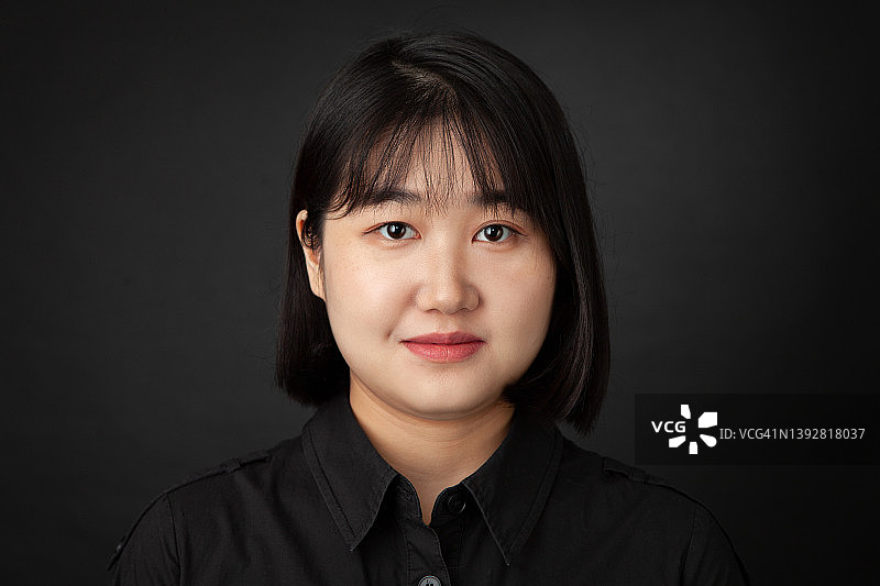 24岁女人的工作室肖像特写图片素材