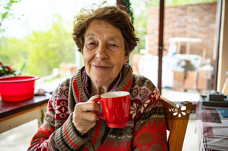 美丽的年老妇女肖像，户外图片素材