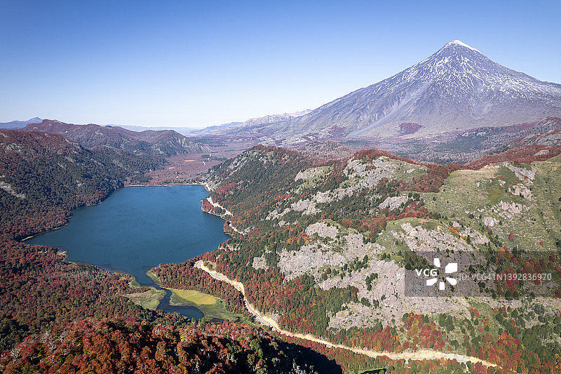 比利亚里卡国家公园的湖泊与拉宁火山图片素材