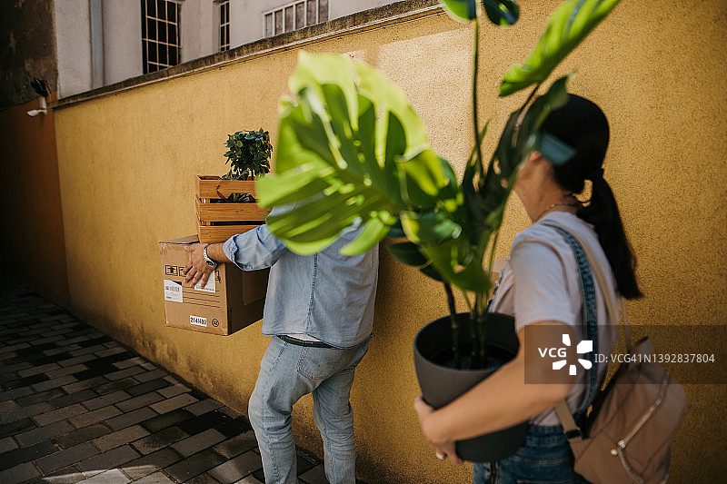 情侣搬家图片素材