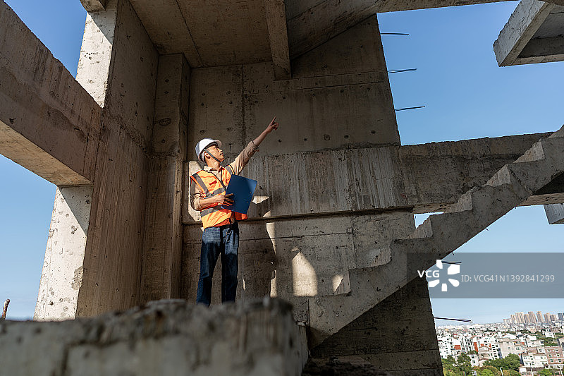 建筑工程师使用工具检测未完成的楼梯图片素材
