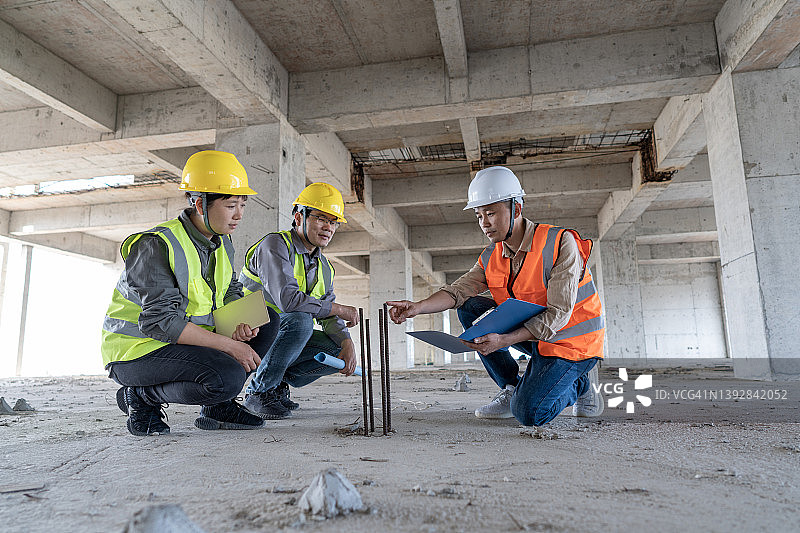 三名工程师检查工作图片素材