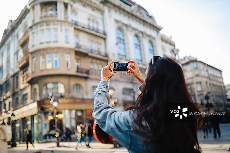 城市旅行的女游客图片素材