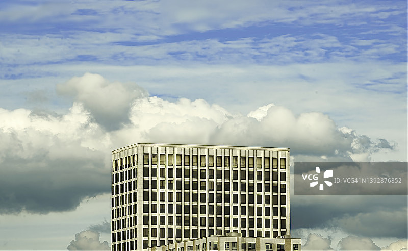 办公楼与云景图片素材
