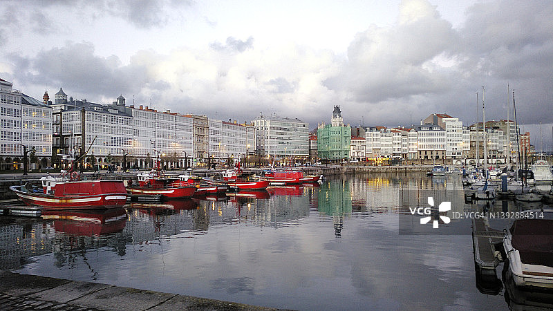 阿科鲁尼亚城市、画廊外墙、天际线和旧港口图片素材