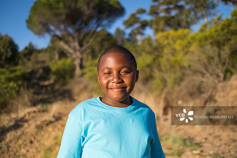 户外快乐的非洲男孩肖像图片素材