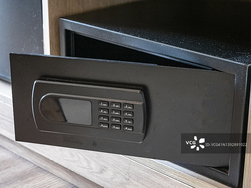 酒店衣柜内的电子保险箱图片素材