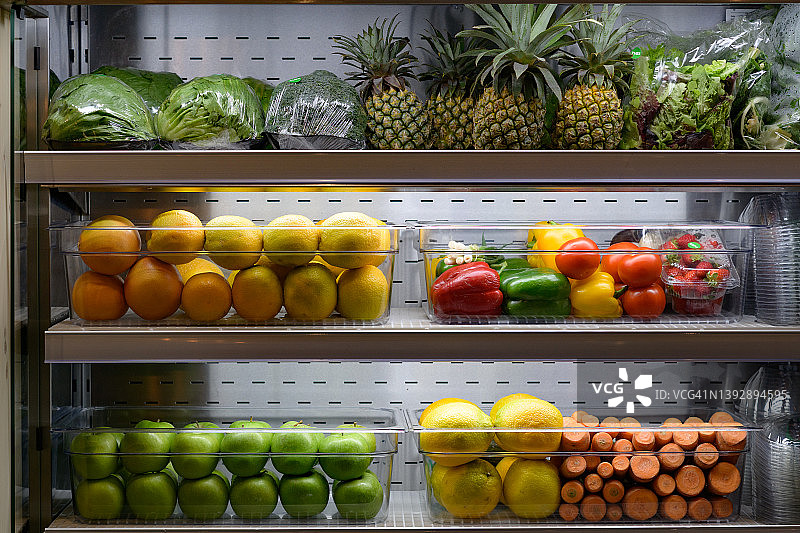待售的冷藏货架上的彩色有机新鲜蔬果图片素材