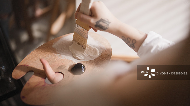 艺术家调色板上的丙烯颜料图片素材