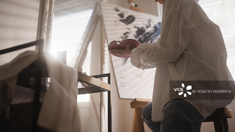 在家庭工作室创作绘画的艺术家图片素材