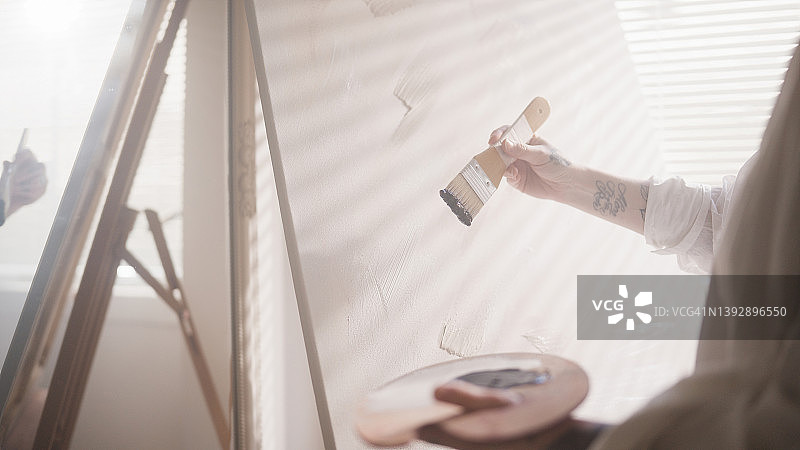 艺术家在家创作新画作图片素材