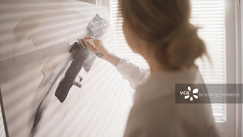 在家庭工作室创作绘画的艺术家图片素材