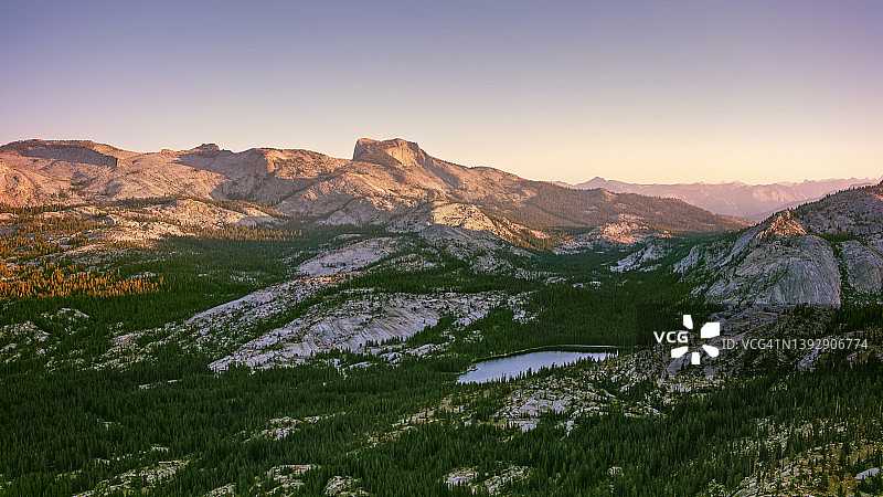 湖泊与山脉图片素材